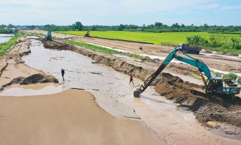 Tiến độ thi công Dự án thành phần 1 cao tốc Cao Lãnh - An Hữu được cải thiện rõ nét khi vướng mắc về nguồn cát đắp nền được tháo gỡ - Ảnh Báo Đấu Thầu