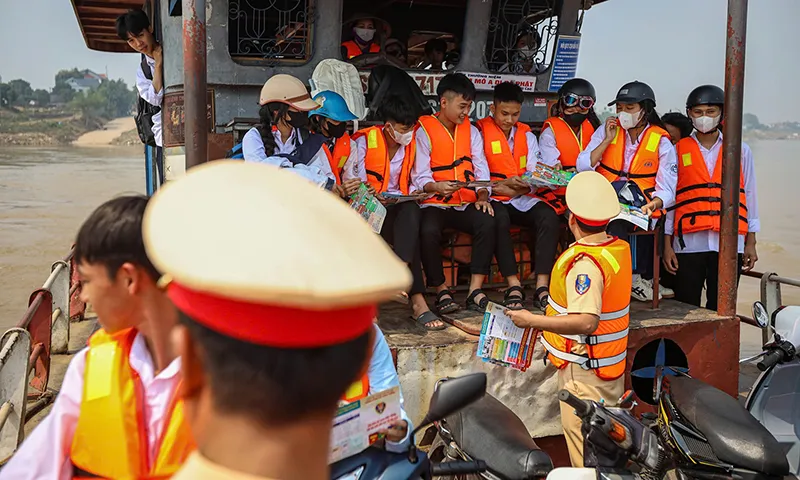 Lực lượng CSGT kiểm tra đột xuất và hướng dẫn, tuyên truyền về an toàn giao thông cho các em trên phà