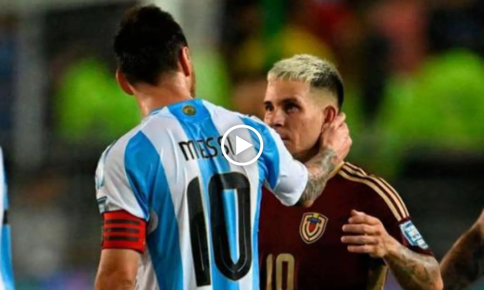 VIDEO: Cầu thủ fan Ronaldo gây sự với Messi và cái kết