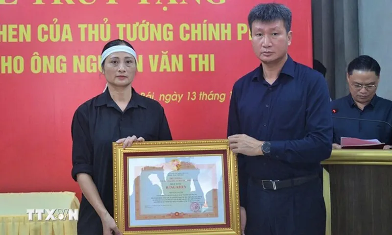 Truy tặng bằng khen của Thủ tướng cho người hy sinh khi cứu nạn trong cơn bão số 3