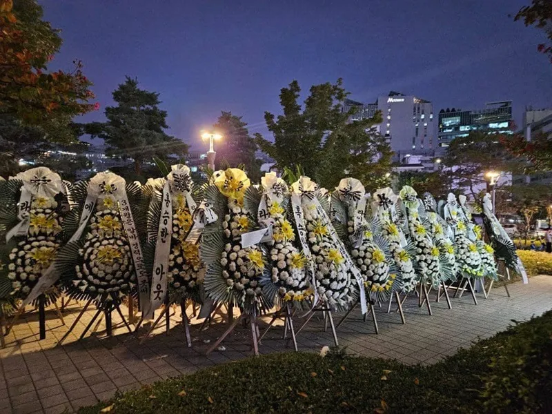 fan-riize-gui-28-xe-tai-10000-vong-hoa-phan-doi-seunghan-tro-lai005