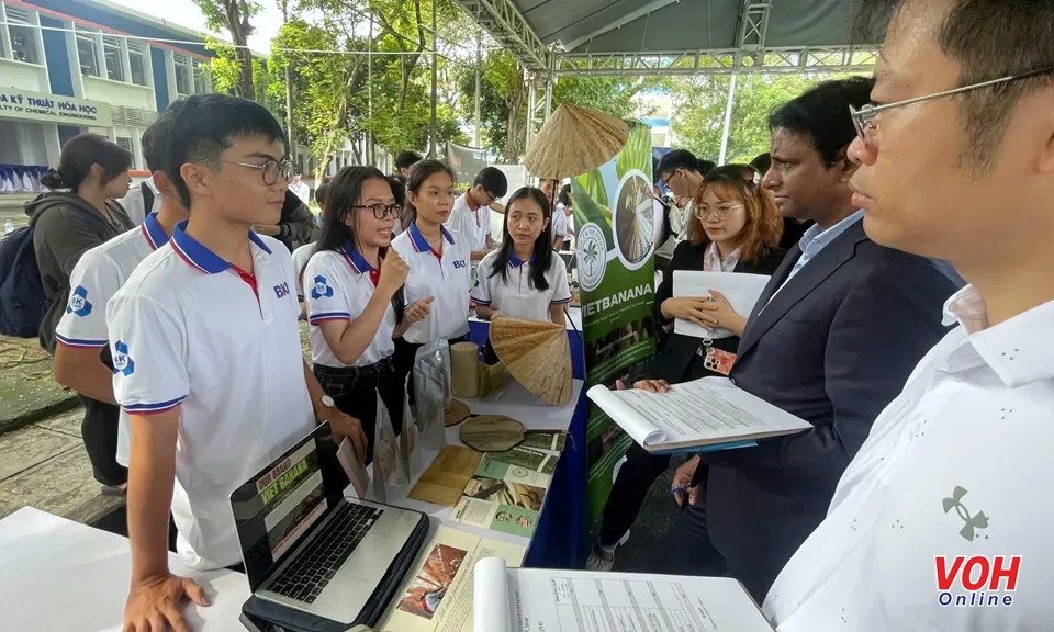 Sinh viên phát triển quy trình sản xuất đồ dùng phân hủy sinh học từ thân cây chuối