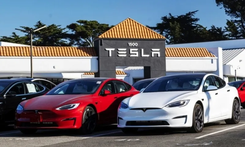 Thêm một vụ điều tra về tính an toàn của xe Tesla