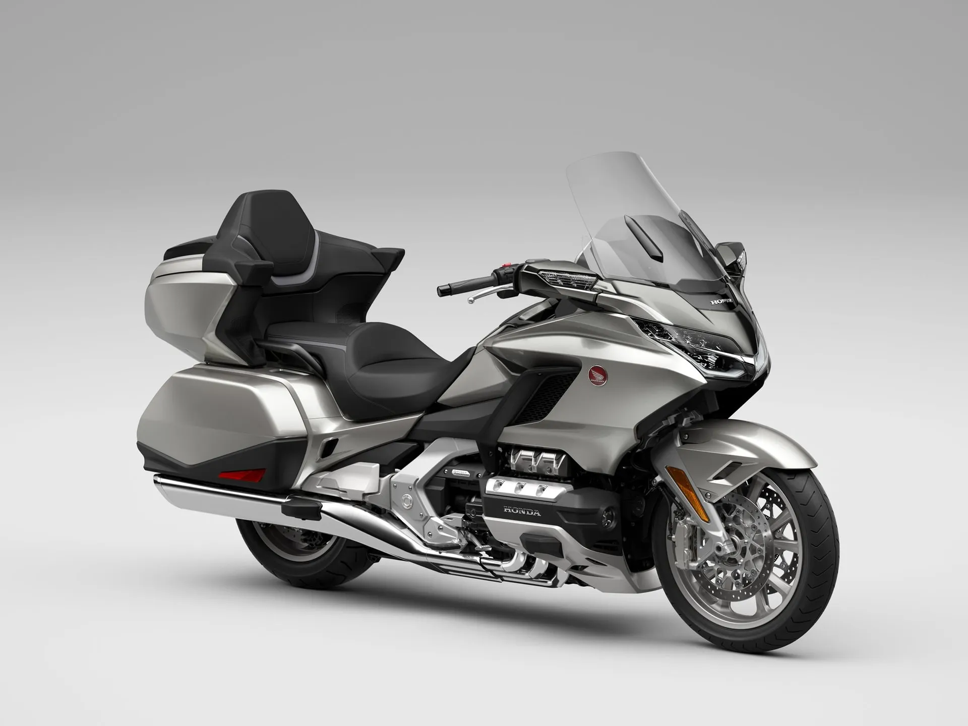 goldwing-2024-mau-bac-moi-1