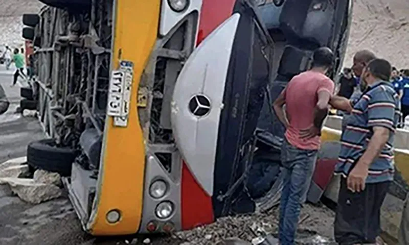 Lật xe buýt chở sinh viên, ít nhất 12 người tử vong, 33 người bị thương