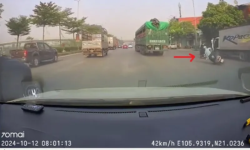 Clip: Người phụ nữ đi xe máy cán khúc gỗ trên đường bị gãy xương vai, xương sườn
