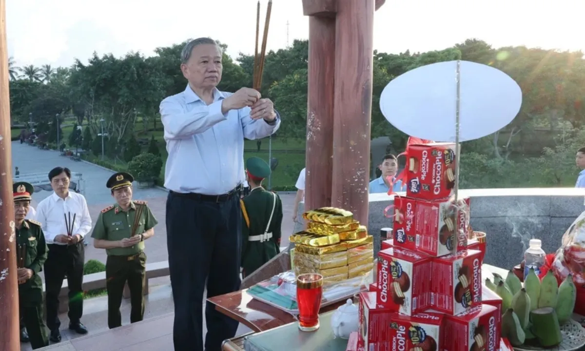 Tổng Bí thư, Chủ tịch nước dâng hương tưởng nhớ các anh hùng liệt sĩ tại Thành cổ Quảng Trị