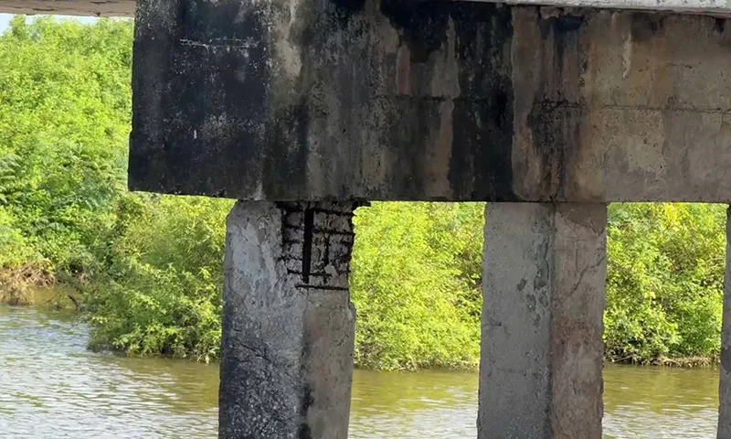 Trụ cầu Văn Hà bong tróc lớp bê tông bảo vệ lộ ra các thanh sắt đã gỉ.