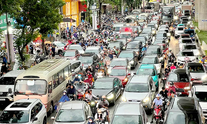 Hà Nội: ùn tắc nghiêm trọng, người dân chật vật ra đường!