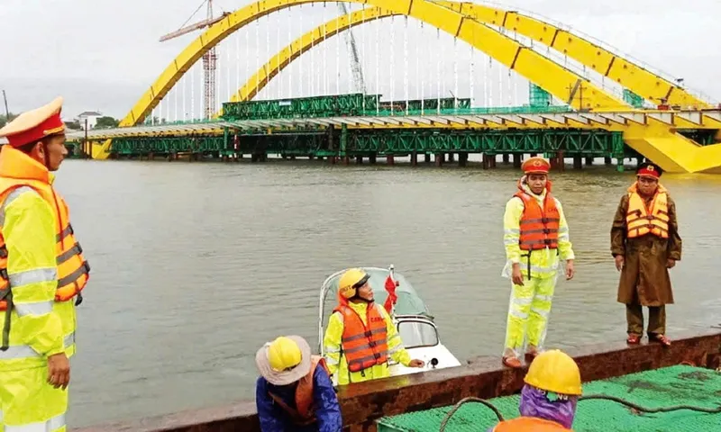 Thừa Thiên Huế: Triển khai nhiều biện pháp đảm bảo ATGT đường thủy trong mùa mưa bão