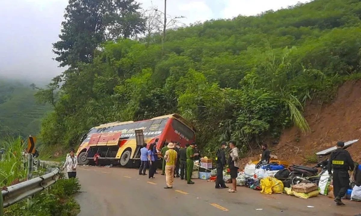 Xe khách đâm vào ta luy dương, 1 người chết, gần 20 người bị thương