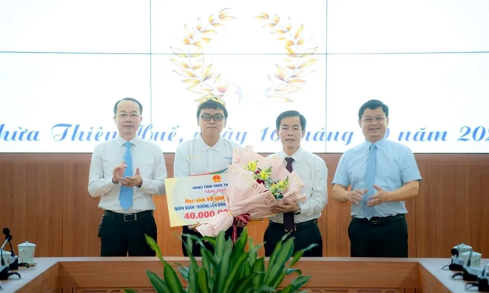 UBND tỉnh Thừa Thiên Huế tuyên dương Quán quân Olympia Võ Quang Phú Đức