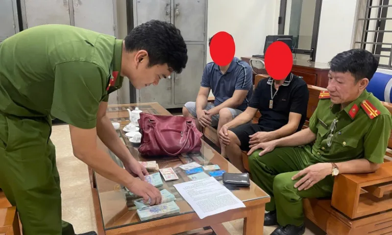 Nhặt được túi xách 300 triệu, nam thanh niên làm điều bất ngờ