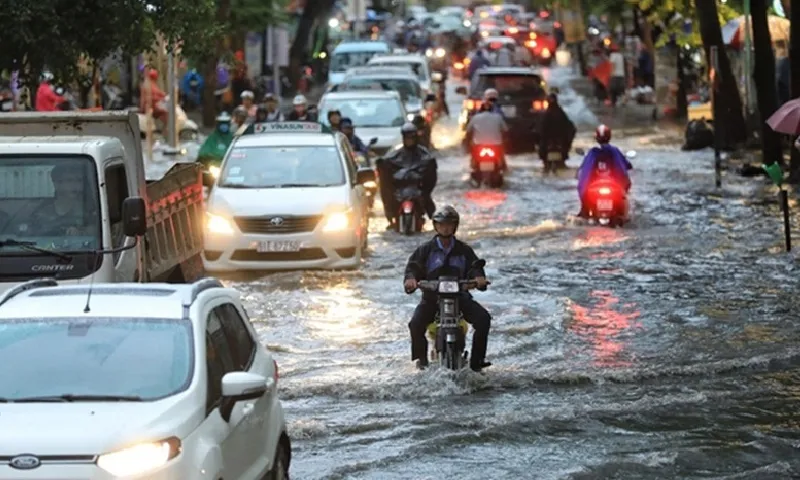 TPHCM ngày mai khả năng tiếp tục có triều cường đạt đỉnh và mưa lớn