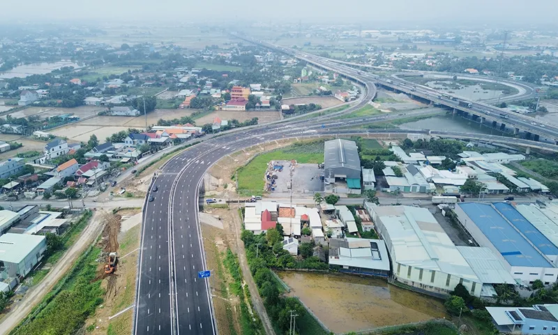 Cao tốc Bến Lức - Long Thành đoạn gần nút giao cao tốc TP.HCM - Trung Lương
