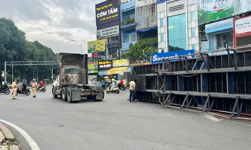 Rơ-moóc rơi khỏi xe đầu kéo, ùn tắc nghiêm trọng tại Ngã 6 Cộng Hòa