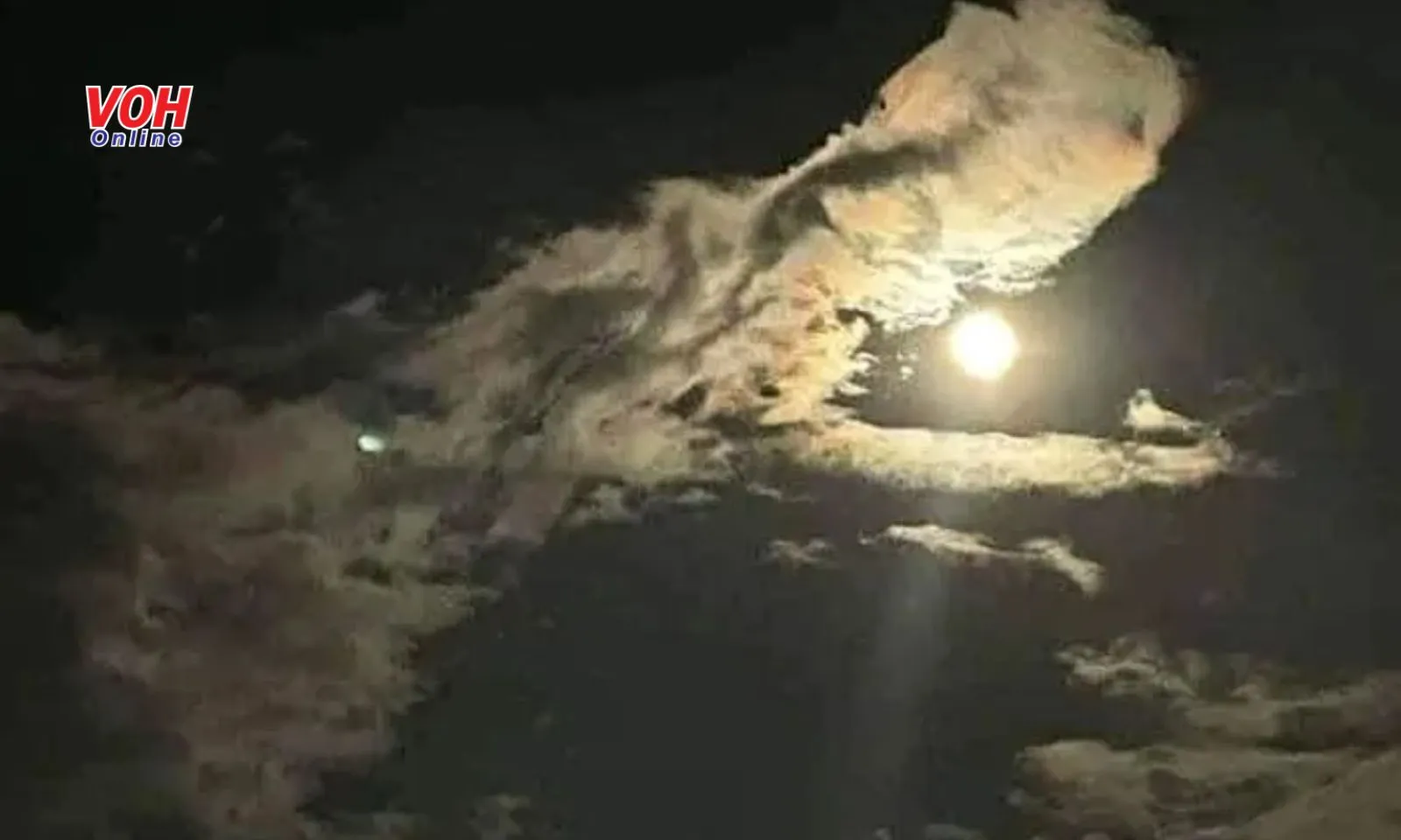 Hiện tượng mây lạ kết hợp Siêu Trăng rằm tháng 9 gây chú ý tại Hà Nội