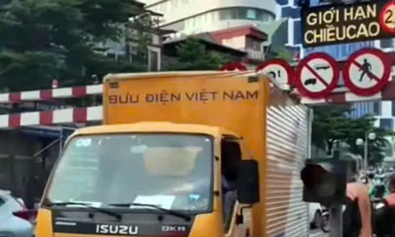 Xe tải bưu điện mắc kẹt vì cao hơn thanh giới hạn chiều cao của cầu