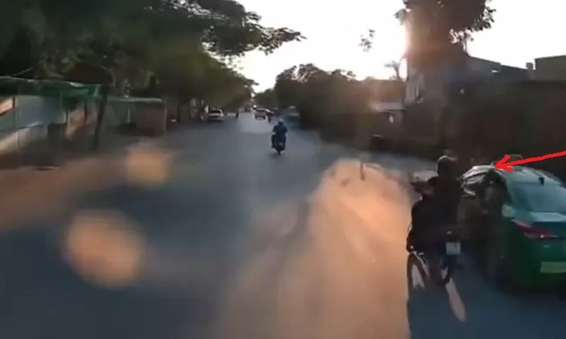 Clip mở cửa taxi hất ngã người đi xe máy gây tai nạn bất ngờ