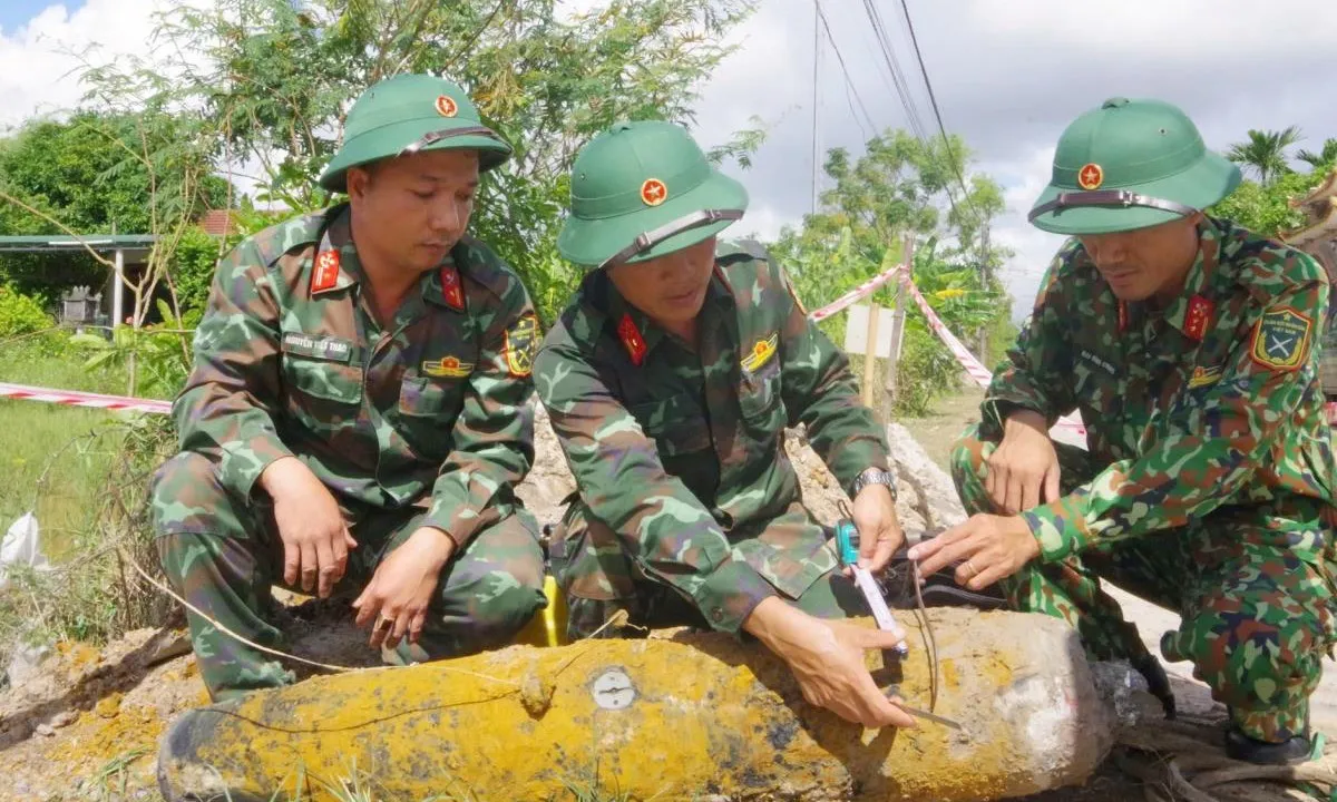 Quảng Trị: Phát hiện bom “khủng” sót lại sau chiến tranh ở khu đông dân cư