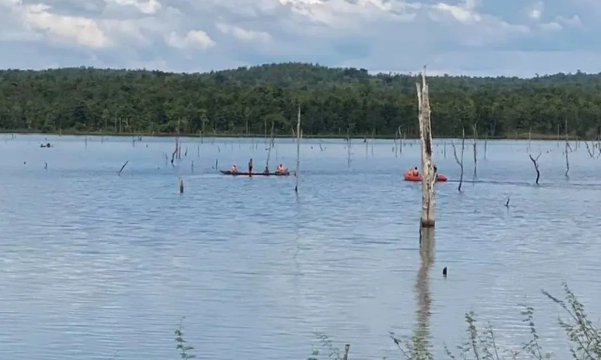 lat-thuyen-ho-thac-vang