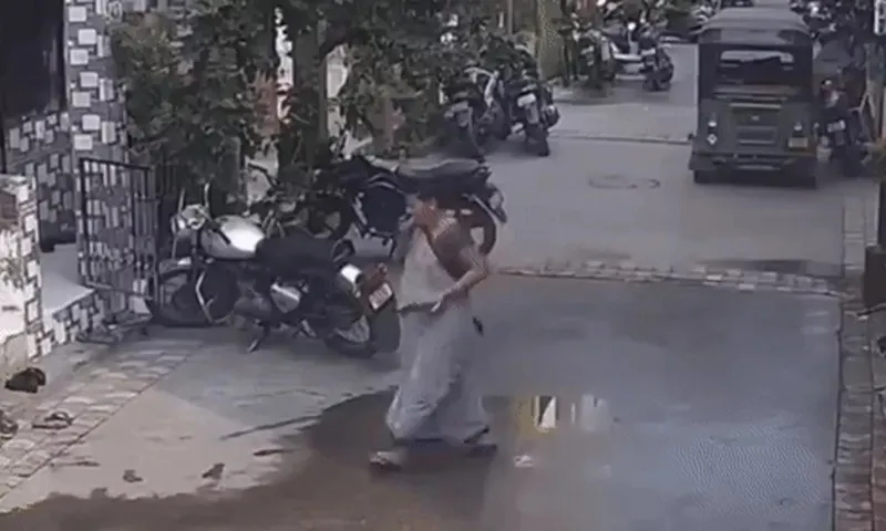 Bồn nước rơi xuống từ trên cao khi đang qua đường, người phụ nữ thoát chết “thần kỳ”