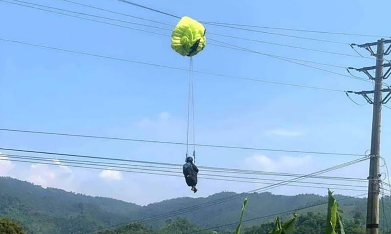 Vận động viên nhảy dù bị treo trên dây  điện, phải cắt điện để giải cứu