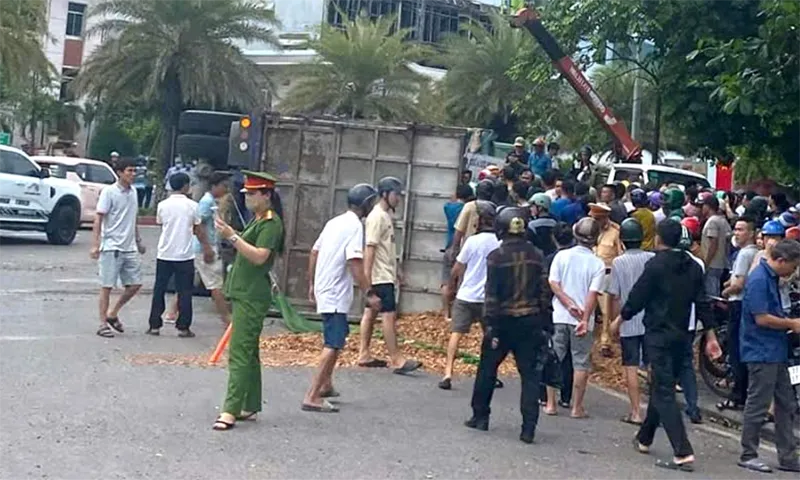 Xe tải chở gỗ dăm lật đè 2 xe máy khiến 3 người tử vong