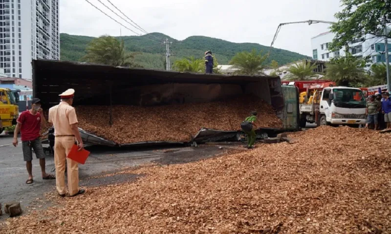 Công an điều tra vụ lật xe tải chở dăm gỗ khiến 3 người tử vong ở Bình Định