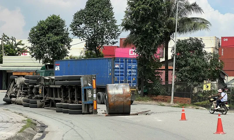 Bình Dương: Xe đầu kéo chở tôn lật nhào dưới gầm cầu Đồng Nai