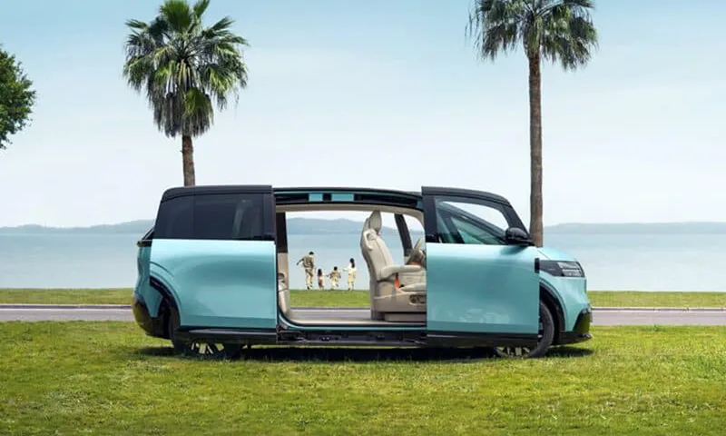 Chiếc xe điện có cửa trượt tách đôi dễ dàng tiện lợi