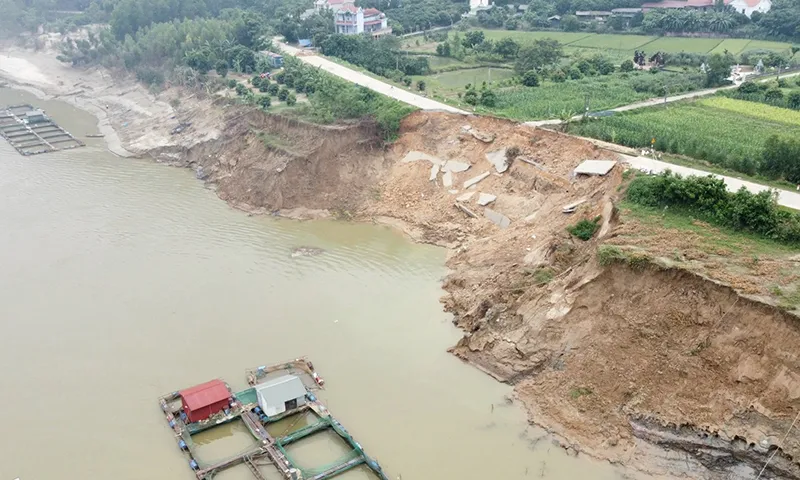 Sạt lở đê sông, người dân phải đi vòng xa hơn 30km