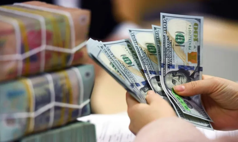 Giá USD trong nước đồng loạt tăng mạnh, lên kịch trần tại các ngân hàng