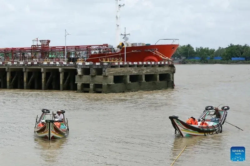 Lực lượng cứu hộ tìm kiếm những người mất tích sau vụ tai nạn phà trên sông ở Yangon, Myanmar  Xinhua