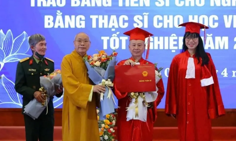 Ông Vương Tấn Việt (thứ 2 từ phải sang) nhận bằng tiến sĩ luật vào tháng 42022  Cổng TTĐT Giáo hội Phật giáo Việt Nam