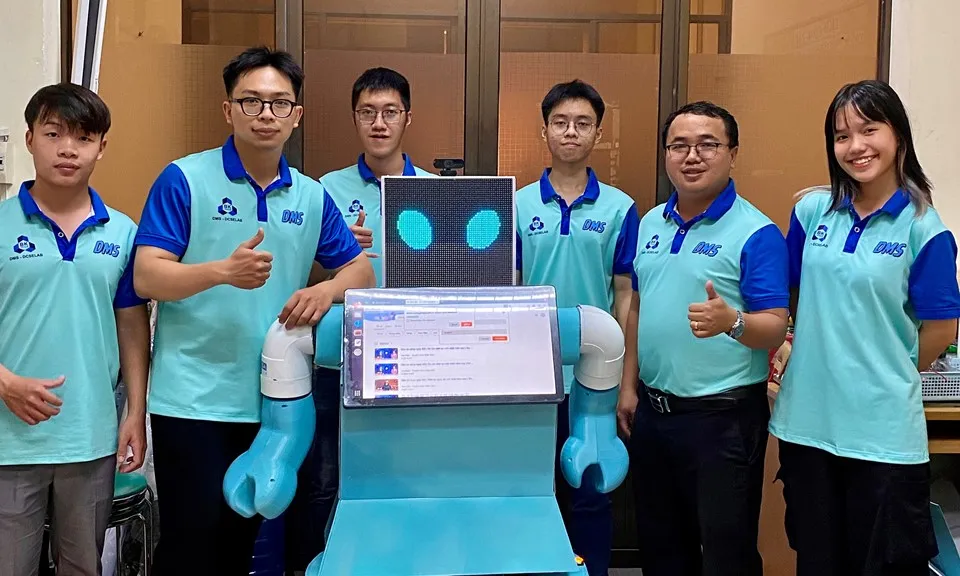 Robot ‘made in Vietnam” giúp bác sĩ, y tá chăm sóc bệnh nhân