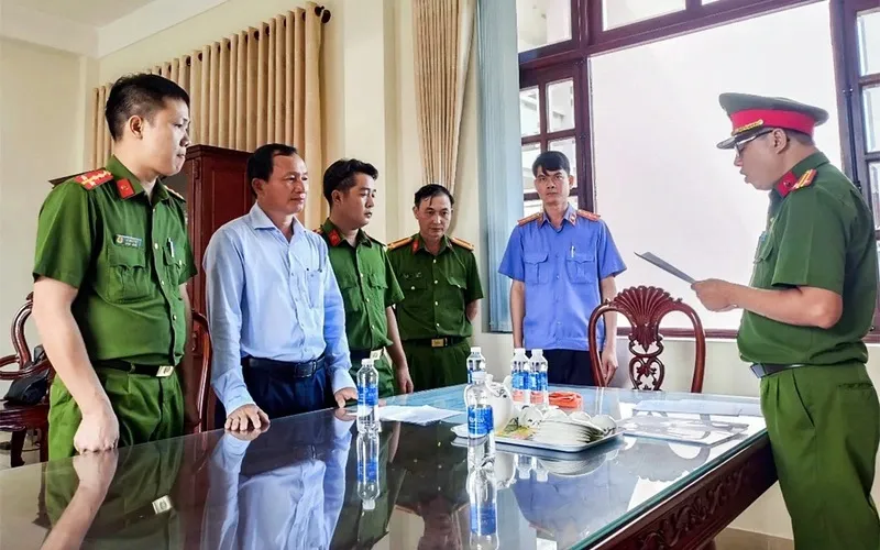 Cơ quan điều tra tống đạt quyết định khởi tố và thi hành lệnh bắt tạm giam bị can Nguyễn Xuân Hoan - nguyên phó chủ tịch UBND huyện Bù Gia Mập, tỉnh Bình Phước cacc