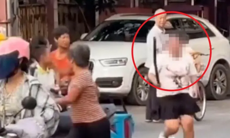 Bị chửi khi hỏi giá nhưng không mua, cô gái “combat luôn người bán