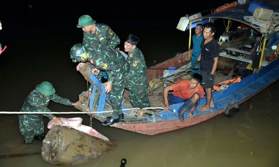 Trục vớt thêm quả bom hơn 1,3 tấn còn ngòi nổ gần cầu Long Biên