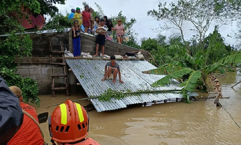 Cảnh sát biển Philippines sơ tán người dân khỏi vùng ngập lũ ở thị trấn Libon, tỉnh Albay ngày 23102014  AFP