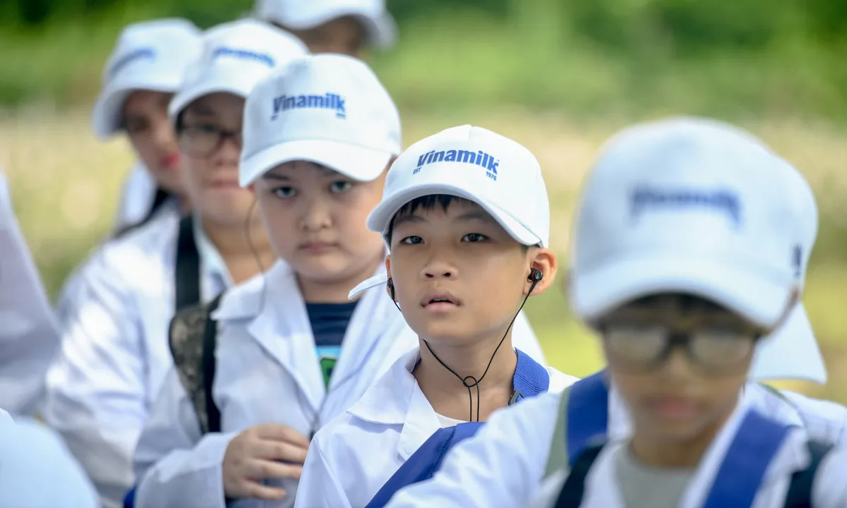 Học sinh thích thú khám phá trang trại, nhà máy “xanh” sản xuất ra hộp sữa Vinamilk
