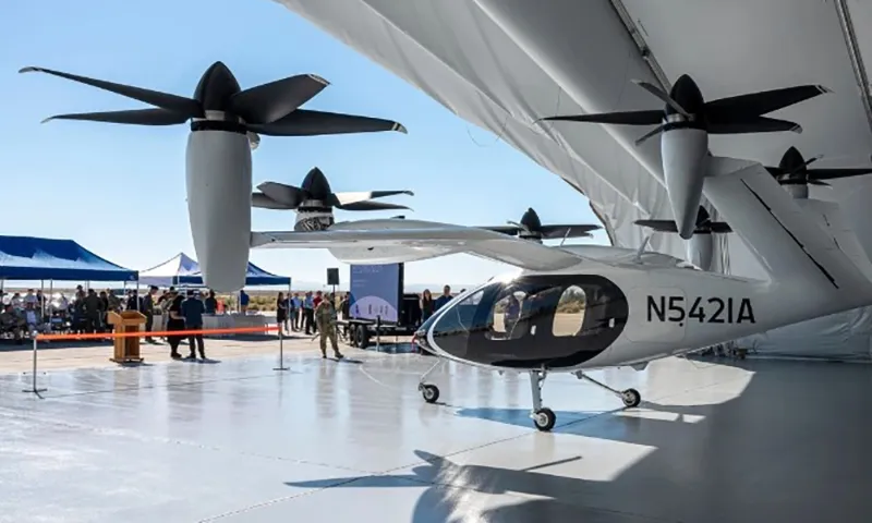 Một chiếc eVTOL của Công ty Joby Aviation trong một sự kiện tại căn cứ không quân Edwards ở bang California (Mỹ) vào tháng 9-2023 - Ảnh Bloomberg