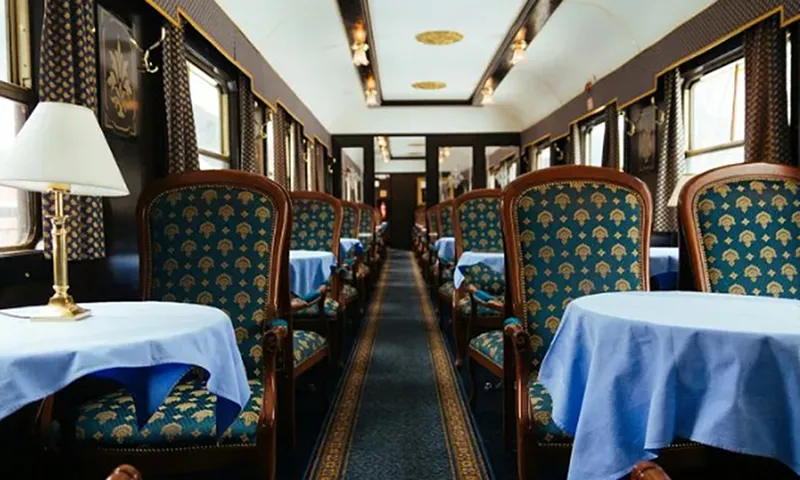 Du khách sẽ dành thời gian trên chiếc Orient Express Elimende Inagella siêu sang trọng và mang tính biểu tượng qua UnSplash