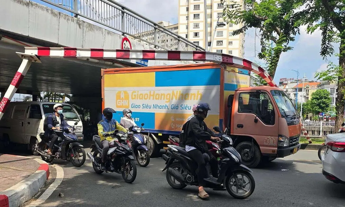 Xe tải tông thanh chắn dưới gầm cầu Hoàng Hoa Thám, giao thông ùn ứ kéo dài