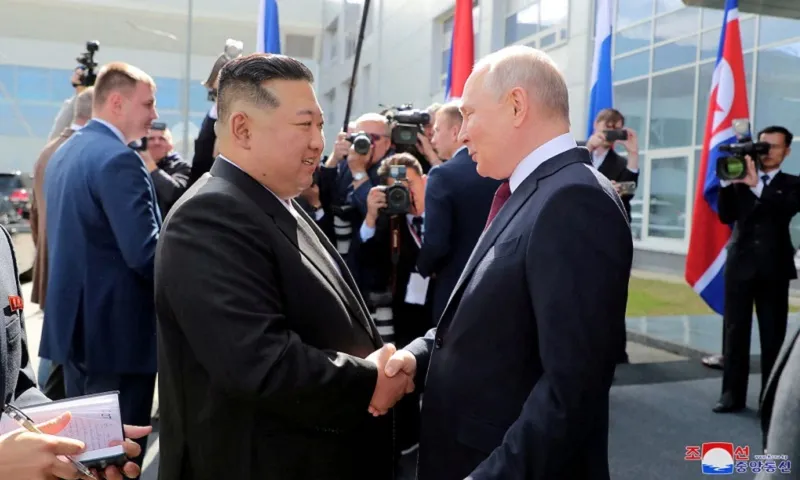 Tổng thống Nga Vladimir Putin tiếp Chủ tịch Triều Tiên Kim Jong-un trong chuyến thăm năm 2023 Re