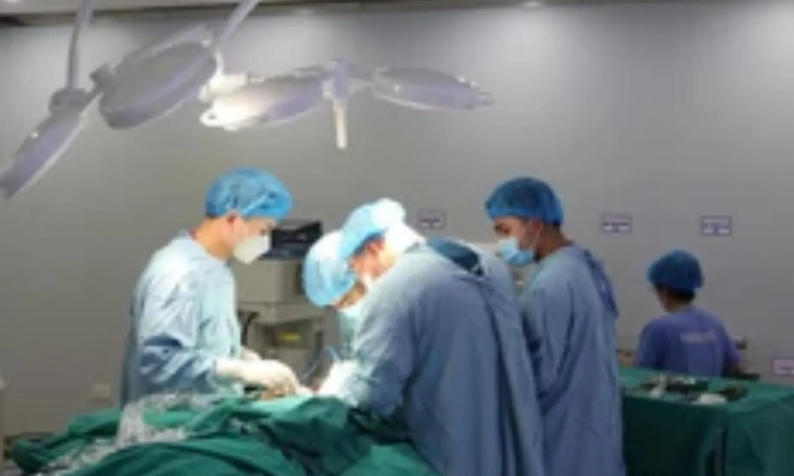 Thói quen ăn uống sai lầm khiến người phụ nữ nhập viện vì tắc ruột nghiêm trọng