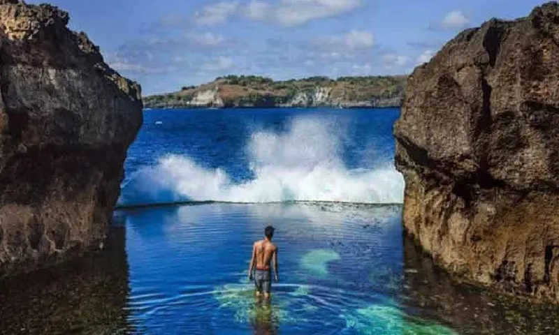 Sóng cuốn và dìm người đàn ông tử vong khi đứng chụp hình tại bẫy tử thần ở Bali