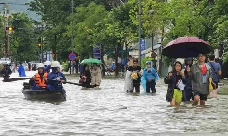 Bão Trà Mi gây mưa xối xả khắp miền Trung, nguy cơ lũ quét và sạt lở cao