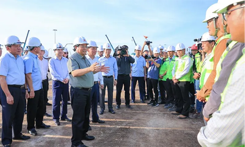 Thủ tướng Phạm Minh Chính kiểm tra tình hình thực hiện dự án Trung tâm Hội chợ Triển lãm Quốc gia.