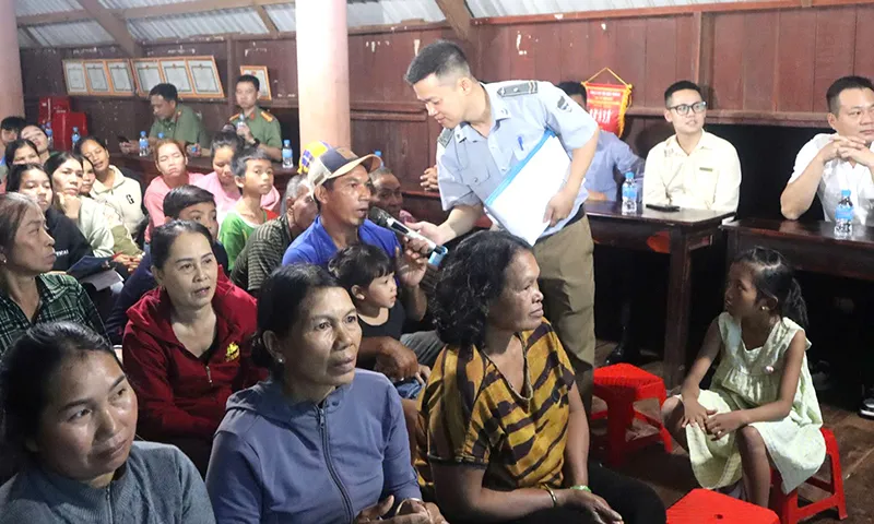 Tuyên truyền phổ biến pháp luật về hàng không dân dụng cho người dân sống gần sân bay Buôn Ma Thuột.